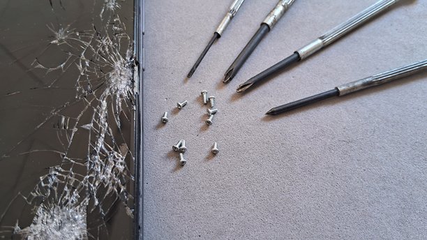 损坏的智能手机屏幕和准备维修的工具图片下载