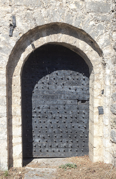 复古铁门配米白色石头墙背景图片下载