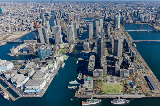 从直升机上拍摄的日本首都东京的航拍照片图片下载