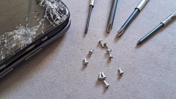破碎的智能手机屏幕和准备维修的工具图片下载