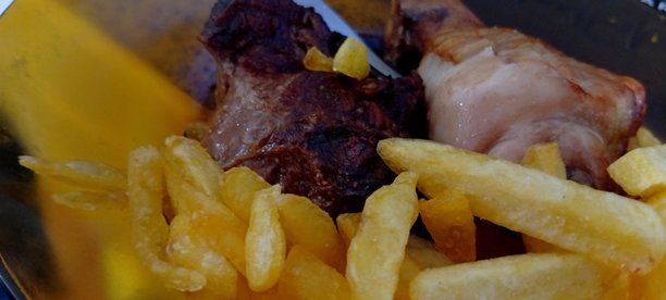 烤牛肉配炸薯条的照片图片下载