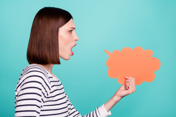 身穿条纹衬衫的疯狂愤怒女士的个人资料照片，张大嘴巴尖叫，手持带有对话气泡，孤立在青色背景上图片下载