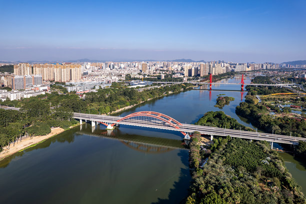 河畔城市建筑和桥梁的航拍照片图片下载