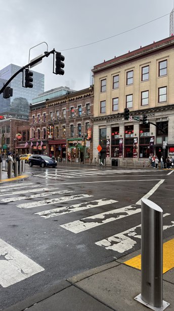 十月雨天，田纳西州纳什维尔市中心的照片图片下载