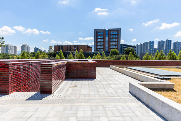 城市广场是开放空间，远处是办公楼。图片下载