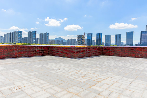 城市广场是一个开放空间，远处是办公楼。图片下载