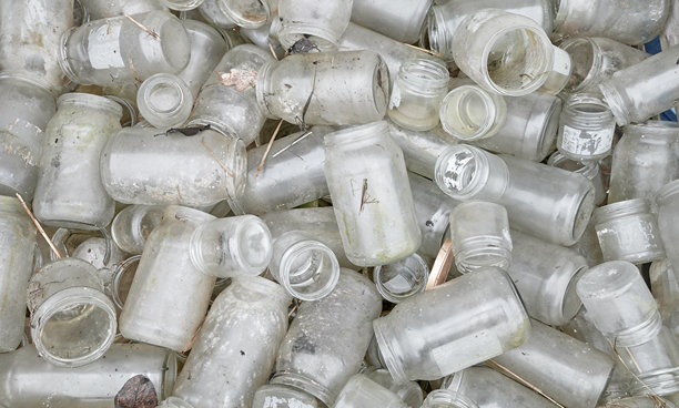 脏的、用过的玻璃罐和瓶子照片图片下载