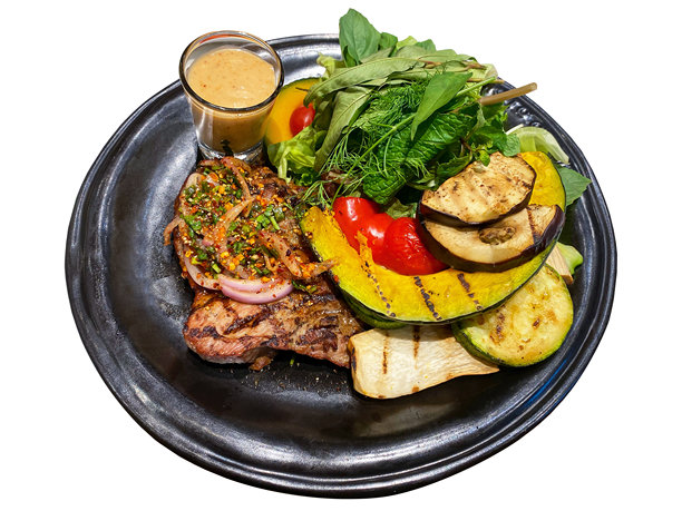 烤泰国风味猪排，配正宗泰式肉碎沙拉酱、烤蔬菜、新鲜沙拉和千岛酱，孤立在白色背景上，附带剪贴路径。图片下载