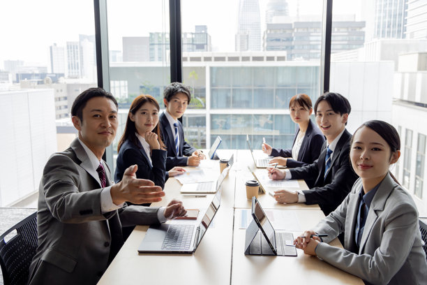 亚洲商务团队会议图片图片下载