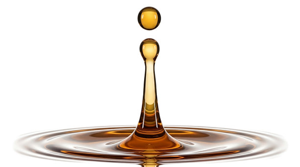 金色的液体液滴PNG素材，孤立在透明背景上，产生涟漪，适用于产品模型和设计的油或蜂蜜飞溅效果图片下载
