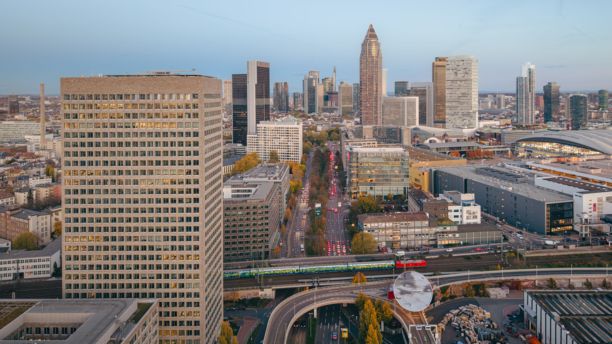 现代摩天大楼映衬下的法兰克福天际线鸟瞰图图片下载