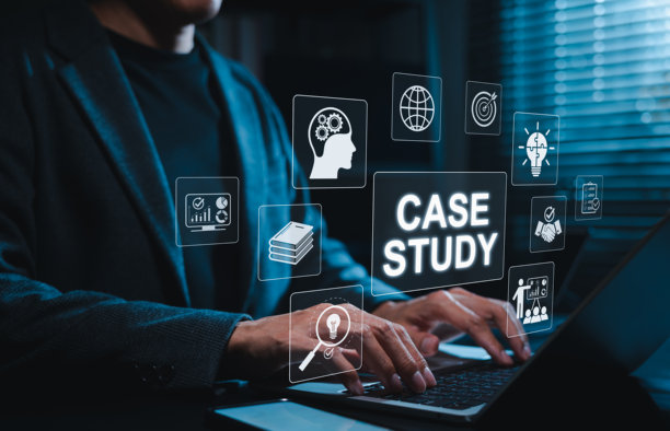 商人使用笔记本电脑分析案例研究，屏幕上显示着数字图标。概念涉及数据驱动决策、企业发展中的战略学习、商业智能和项目研究。图片下载