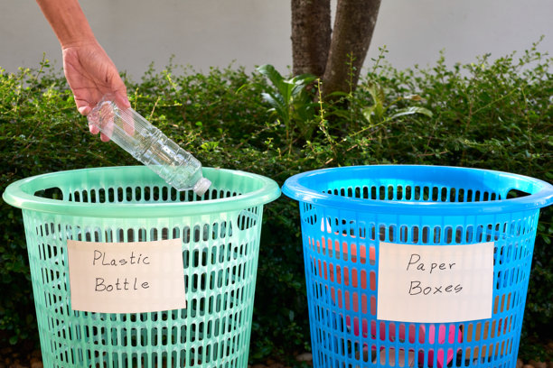 社区中心下午开展回收倡议，推广正确的垃圾处理方式图片下载