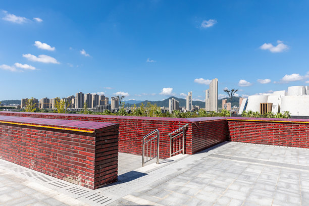 城市广场是一个开放空间，远处是办公楼。图片下载