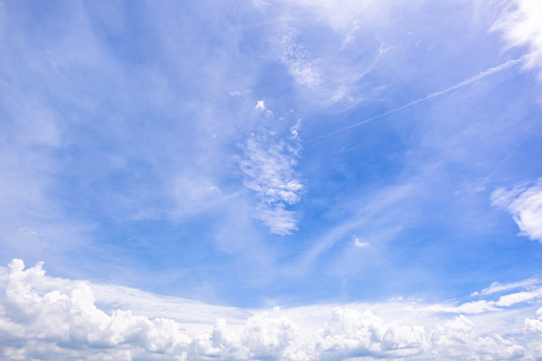 蔚蓝天空与云朵的全景视图，带有细小云朵的蓝天背景。蓝天中的白色蓬松云朵。迷人的天空和云朵美景的素材照片。图片下载