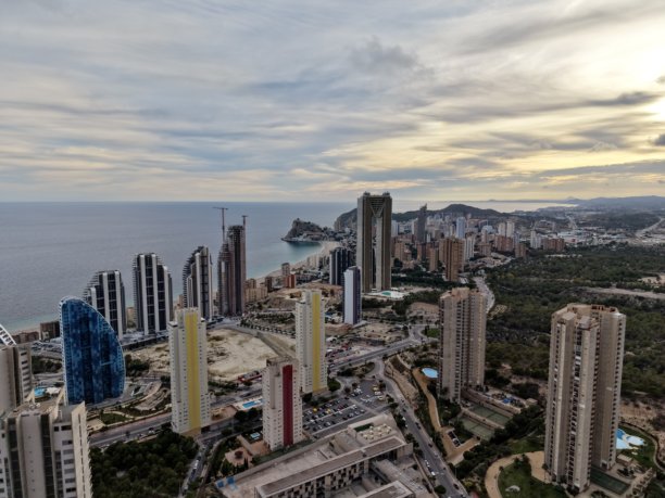 照片捕捉到当代海滨城镇的特色，配有柔和的云层和不同的建筑外观图片下载