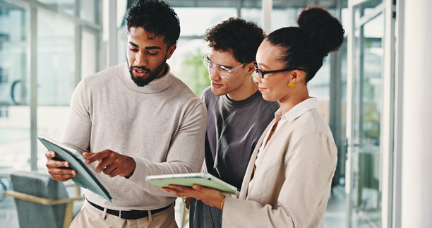 办公室里，商业、团队或平板电脑正在讨论股票交易建议、解释股价或进行更新。交易员、快乐的人们和数字应用程序用于市场研究、投资培训和财经新闻。图片下载