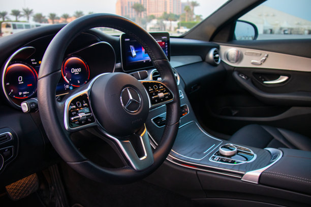 梅赛德斯-奔驰C级汽车方向盘与发光的数字驾驶舱图片下载