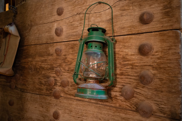 木墙上的复古绿色灯笼图片下载