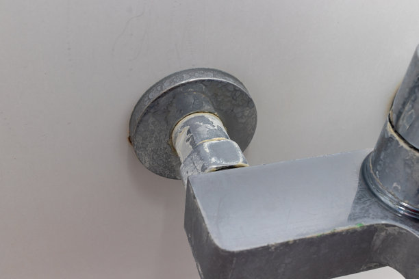 钙化浴室配件水龙头特写。肮脏未打扫的浴室场景图片下载