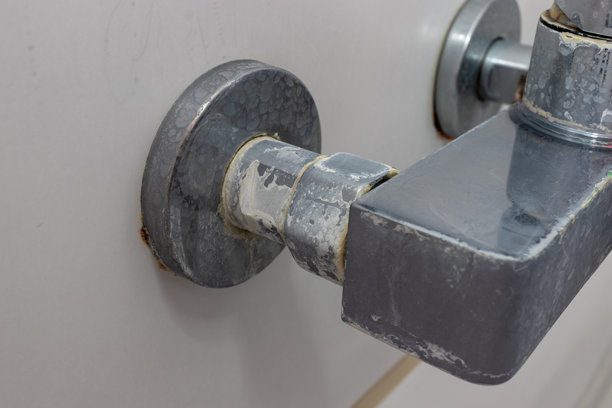 水垢堵塞的水龙头特写，脏污未清理的浴室场景图片下载