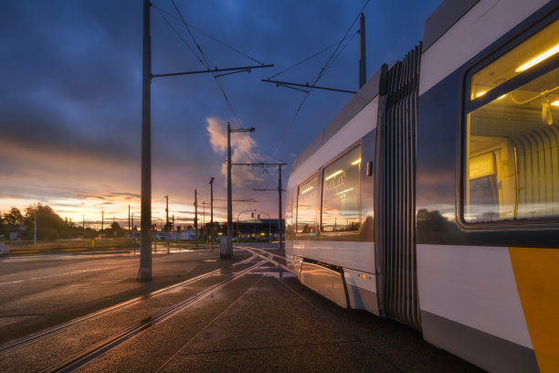 公交车站。日落时的公共交通和天空。交通运输。明信片、壁纸和背景照片。图片下载