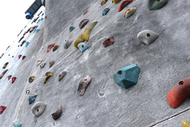 攀岩运动的攀岩板和岩石照片图片下载