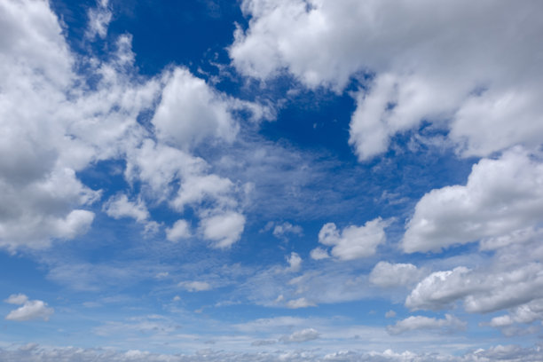 蔚蓝天空与云彩的全景视图，带有微小云朵的蓝天背景。蓝天中的白色蓬松云朵。迷人的天空与云彩美景的迷人图库照片。图片下载