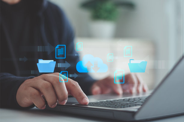 云计算技术概念。商人使用笔记本电脑，实现文件夹与云存储之间的数据传输，商务数字化文件管理，以蓝色箭头和文档图标表示。图片下载