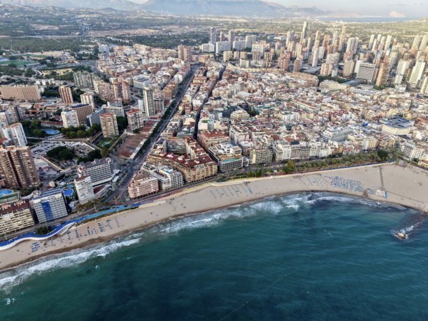 沿海风光概览，城市海滨环境展示了清洁和休闲空间图片下载