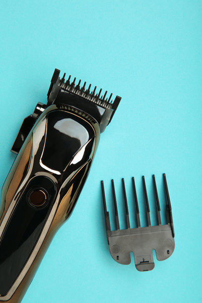 蓝色背景上的理发器。现代理发器。竖幅照片图片下载