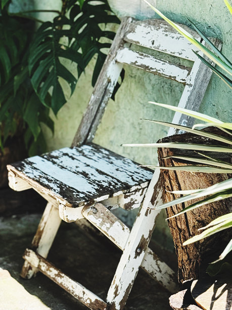 泰国花园里的旧木椅。复古风格图片。图片下载