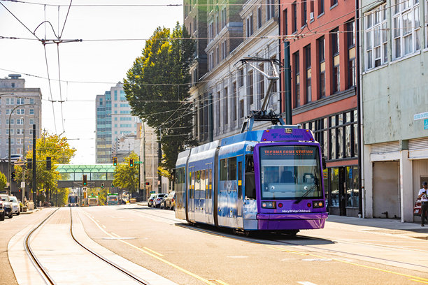 塔科马商业街迷人的城市有轨电车图片下载