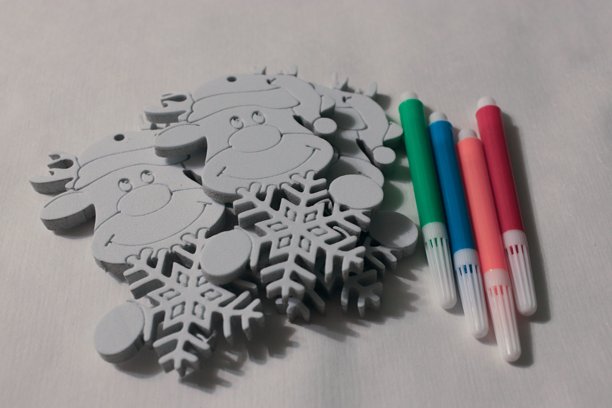 圣诞手工材料：戴着圣诞帽的泡沫鹿和用马克笔制作的雪花——儿童活动、节日装饰、DIY项目、教室装饰照片图片下载