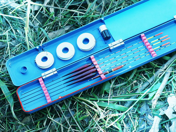 一个放在盒子里的鱼漂的图片图片下载