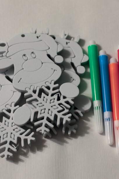 儿童圣诞手工材料：泡沫鹿和雪花造型，配彩色马克笔 — DIY项目、节日活动装饰、博客、演示文稿的图片图片下载