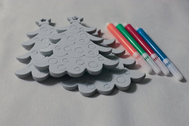 圣诞手工套装：压纹泡沫圣诞树和彩色马克笔 — 内容照片，适用于儿童手工艺、节日DIY项目、教室装饰、创意工作坊、博客、社交媒体图片下载