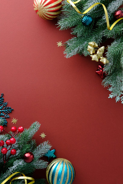 圣诞节横幅。红色背景上的垂直角落装饰，带有松枝、复古饰品、红浆果和节日装饰品。图片下载