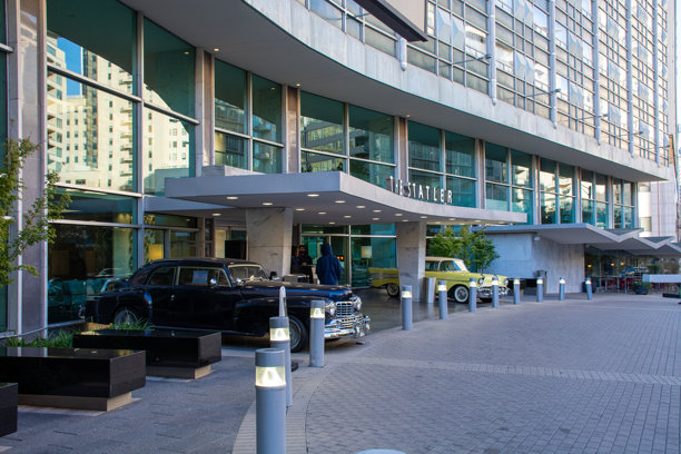 复古汽车作为建筑特色图片下载