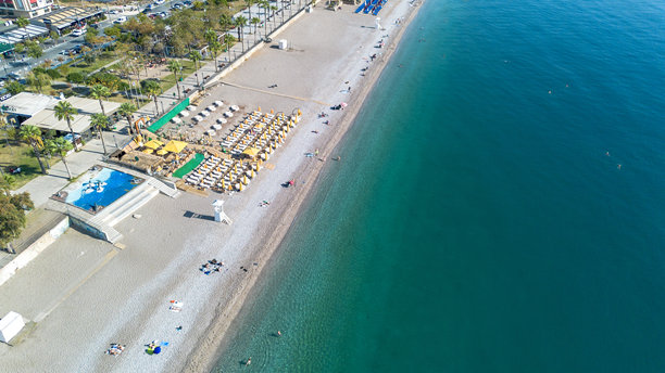 安塔利亚孔亚阿提海滩和悬崖的航拍无人机照片图片下载