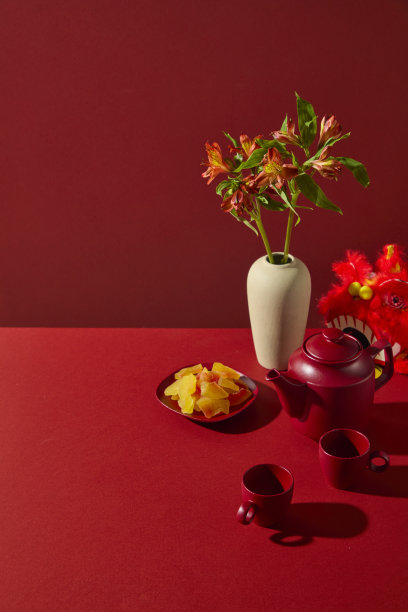 节日红色构图，包含传统零食、象征性物品和花卉，用于农历新年仪式。适用于产品模型、庆祝海报、文化宣传和文案空间。图片下载