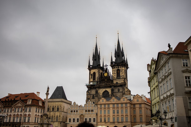 布拉格泰恩教堂的灯光照片图片下载