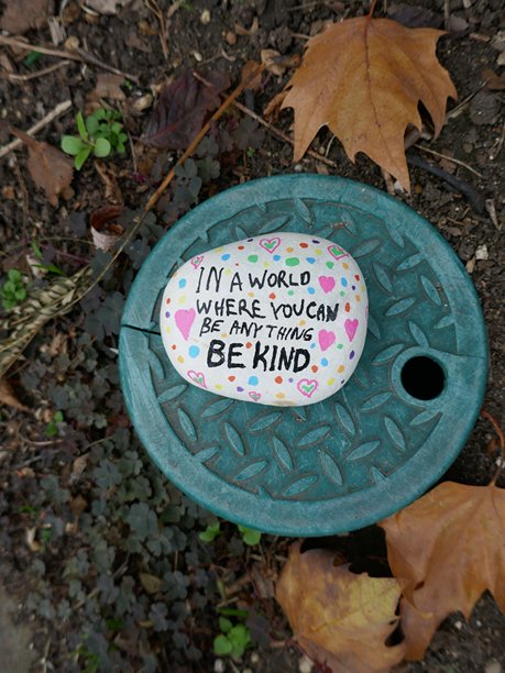 在你可以成为任何人的世界里，请善良。善意万岁，绿色地面上的检修口，竖幅照片图片下载