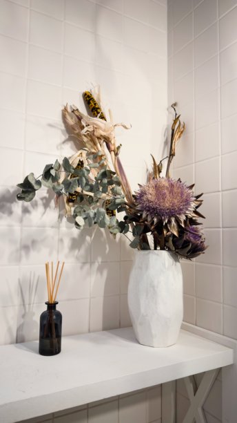 白色背景上现代装饰构图，包含干花、陶瓷花瓶和香薰扩散器：室内设计、舒适、香薰疗法、极简装饰、浴室设计、博客、社交媒体、演示文稿等内容的图片图片下载
