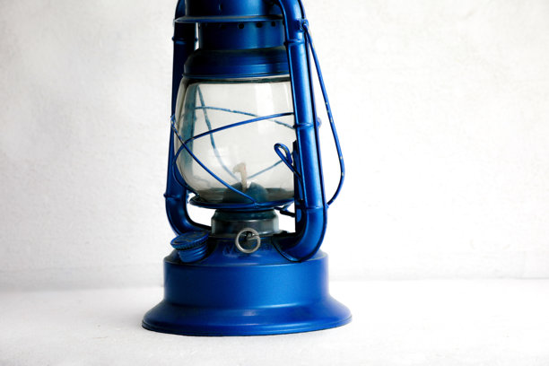 白色背景上的复古蓝色煤油灯图片下载