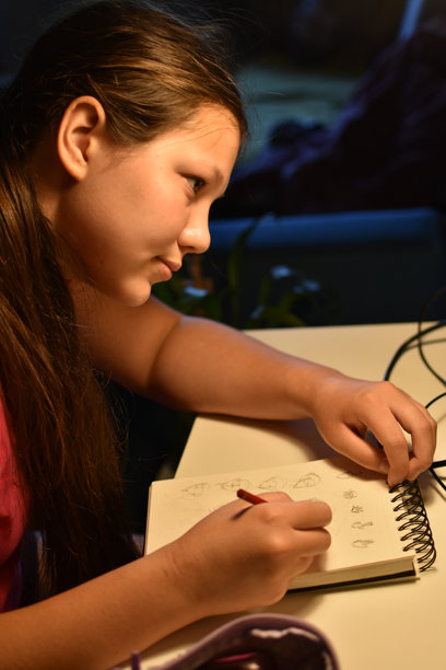 一个女孩在绘画的照片图片下载