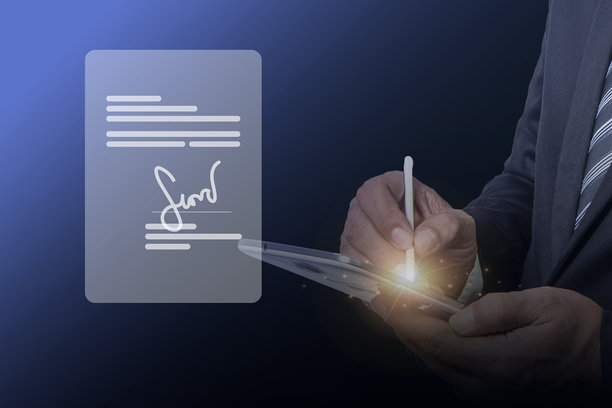商人使用触控笔在虚拟屏幕上的电子文档上签名。电子签名概念。数字文档管理，无纸化办公图片下载