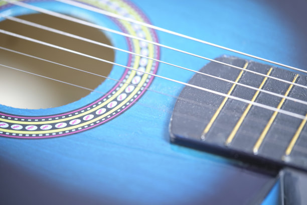 复古滤镜效果下蓝色背景的吉他特写，具有复古风格。图片下载