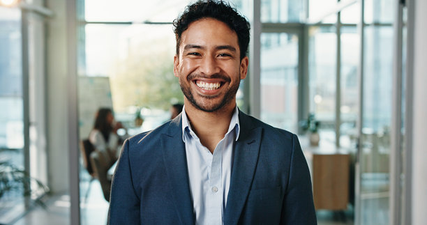 职业自豪感，办公室男士肖像，用于“关于我们”页面，展现自信和品牌经理形象。营销机构内，营销人员面带微笑，展现活动机会，适用于创意初创公司。图片下载