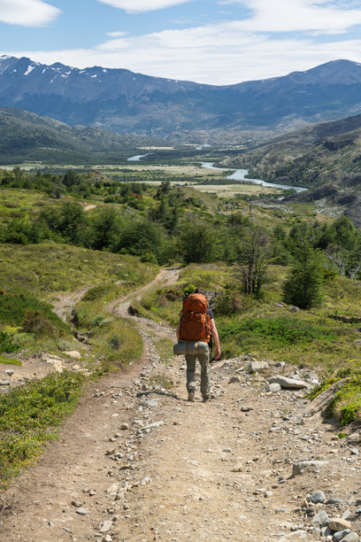 徒步者在崎岖的山路上走向百内国家公园塞隆营地图片下载